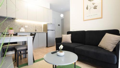 una sala de estar con un sofá y una mesa en Comfy Studio at 'Mangalem21 Complex' Parking-WiFi-AC-View, en Tirana