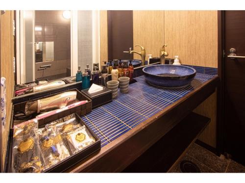 Oita Onsen Business Resort Sourin - Vacation STAY 73355v في أويتا: منضدة مطبخ مع حوض وصحن عليه