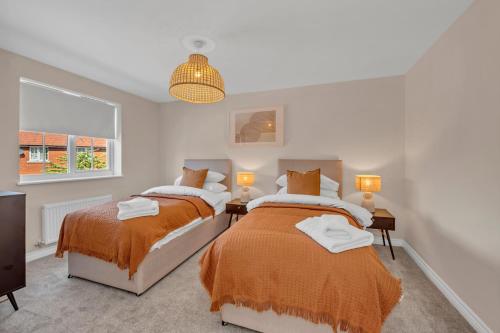 伊普斯威奇的住宿－The Grange Luxe3，一间卧室设有两张床和窗户。