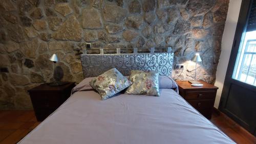 A bed or beds in a room at Hotel Rural Las Nogalas
