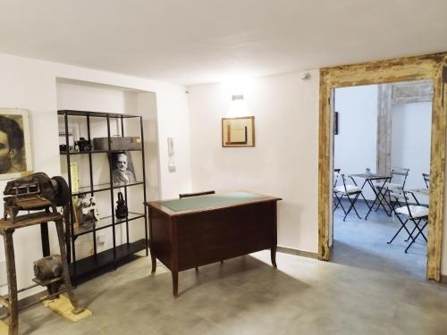 ナポリにあるLa Putecaのデスク、テーブル、椅子が備わる客室です。