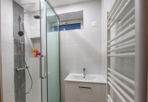 a bathroom with a sink and a glass shower at Coockooning Led in Basse-Yutz