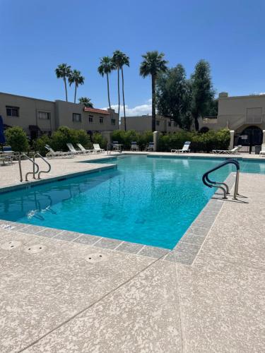 basen z błękitną wodą w ośrodku w obiekcie Desert Palms Hangout w mieście Scottsdale