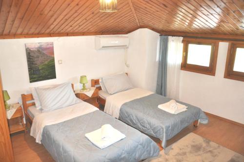 Postel nebo postele na pokoji v ubytování Cozy Loft with Fireplace & View