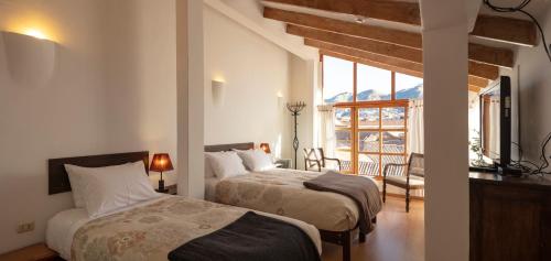 - une chambre avec 2 lits et une fenêtre dans l'établissement SAMANA B&B, à Cusco