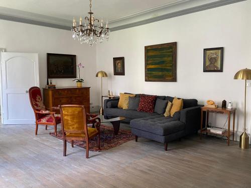 sala de estar con sofá y mesa en Maison Harmonie, en La Châtre