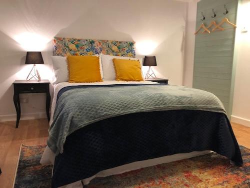 Un dormitorio con una cama grande con almohadas amarillas. en Sunrise Studio, en Colchester