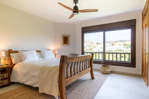 Ένα ή περισσότερα κρεβάτια σε δωμάτιο στο Villa close to the beach.