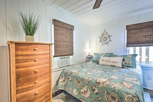 een slaapkamer met een bed, een dressoir en ramen bij Siesta Key Couples Escape - Walk to Beaches! in Sarasota