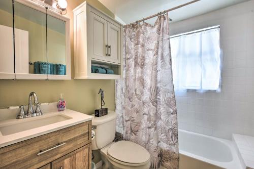 een badkamer met een toilet, een wastafel en een douche bij Siesta Key Couples Escape - Walk to Beaches! in Sarasota