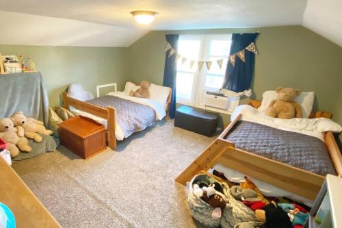 En eller flere senge i et værelse på Wine country 4 bedroom house with pool table.