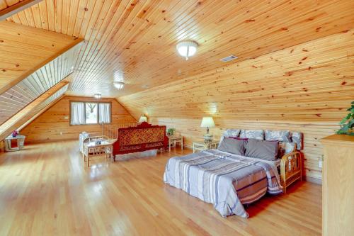 ein Schlafzimmer mit einem Bett und einer Holzdecke in der Unterkunft Spacious Shirley Studio - Hike, Swim and Fish! in Fairfield Bay