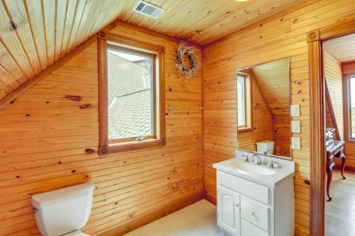 uma casa de banho com um WC e um lavatório em Spacious Shirley Studio - Hike, Swim and Fish! em Fairfield Bay