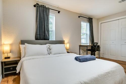 1 dormitorio con 1 cama blanca grande y 2 ventanas en WFH-Friendly Tampa Home Rental 2 Mi to Downtown!, en Tampa