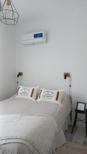 - une chambre avec un lit blanc et 2 oreillers dans l'établissement Donado centro, à Bahía Blanca