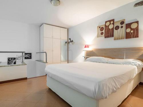 Habitación blanca con cama y lavabo en Lo Specchio di Ferrara, en Ferrara