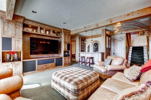 uma sala de estar com um sofá e uma televisão em Three Peaks Mountain Lodge em Silverthorne