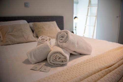 a bed with towels on top of it at Boutique Hotel Het Zoete Zijn in Borgloon