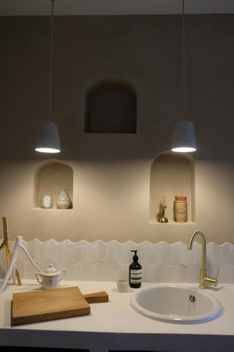 une cuisine avec deux lumières au-dessus d'un évier dans l'établissement Studio Confort +, à Saint-Étienne