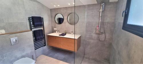 une salle de bain avec un lavabo et une douche en verre dans l'établissement Magnifique villa 3 chambres Saint Paul de Vence, à Saint-Paul-de-Vence