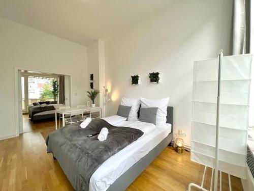 1 dormitorio con 1 cama grande y sala de estar en Jungle Retreat Apartments im Zentrum, en Bremen