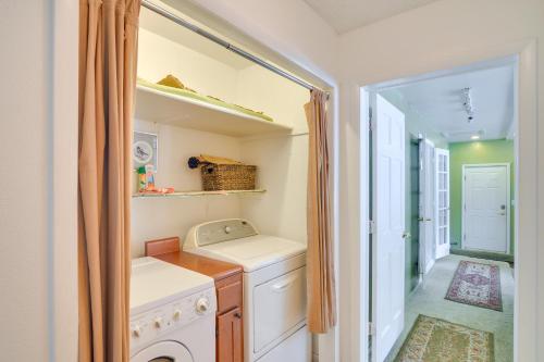 uma lavandaria com máquina de lavar e secar roupa em Buena Vista Creekside Home with Private Hot Tub! em Buena Vista
