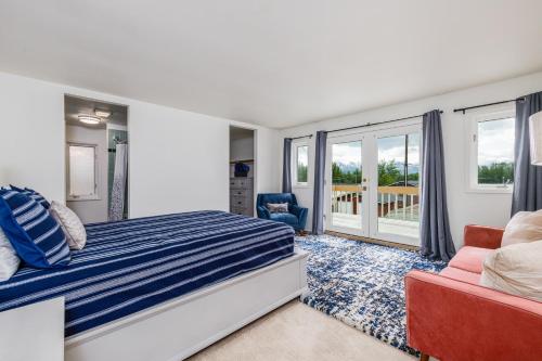 1 dormitorio con 1 cama y 1 sofá en Manor on the Hill, en Anchorage