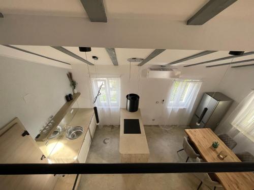 una vista aérea de una cocina en una casa pequeña en GALLERY, en Nerezine