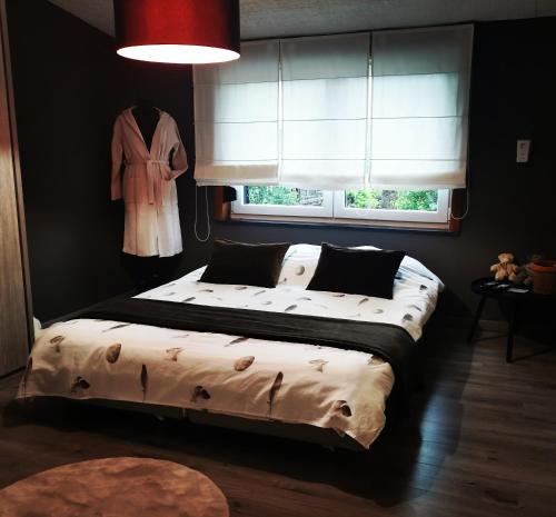 sypialnia z łóżkiem i oknem z suknią na manekinie w obiekcie La Constance 