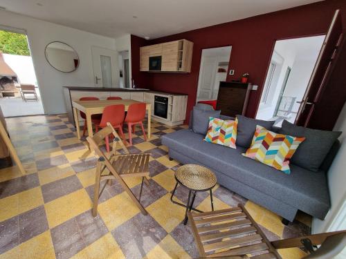 un salon avec un canapé bleu et une table dans l'établissement maison PING ,en face des arènes, à Béziers