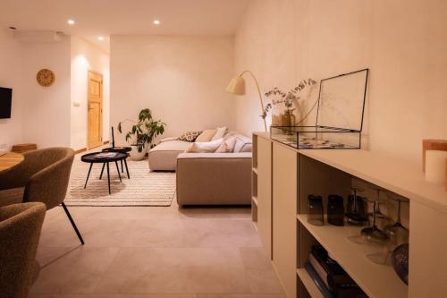 a living room with a couch and a table at Appartement met tuin in Haarlem centrum(Vijfhoek) in Haarlem