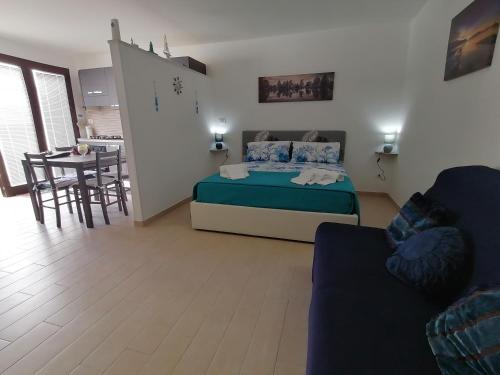 Schlafzimmer mit einem Bett, einem Tisch und Stühlen in der Unterkunft Sabrina in Poggiardo