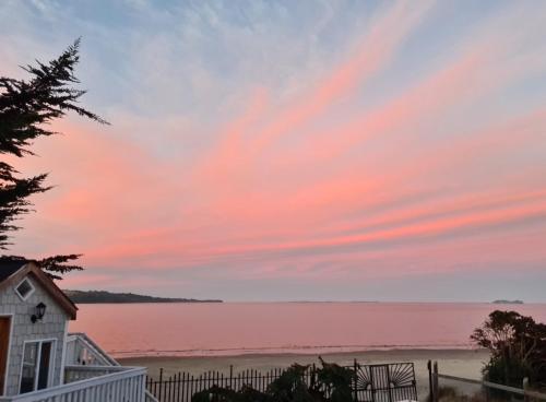 a view of the beach at sunset at Cabañas Kompatzki in Ancud