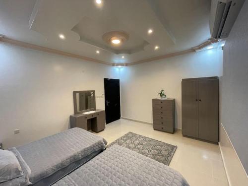 a bedroom with a bed and a tv in it at شقة واسعة بدخول ذاتي in Al Madinah