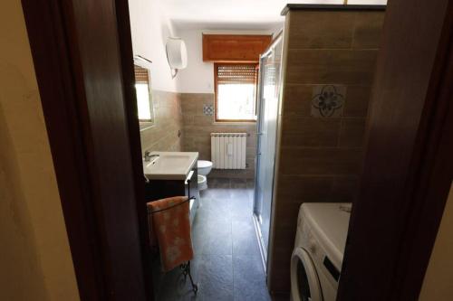 uma pequena casa de banho com lavatório e WC em [cav Maura] relax toscana em Crocina