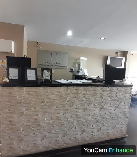a counter in a store with a counter top at Hotel La Terminal in San Miguel de Tucumán