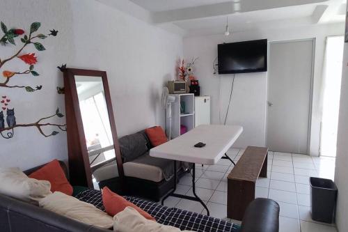 Morelos的住宿－Casa cerca de ex hacienda temixco，客厅配有沙发和桌子
