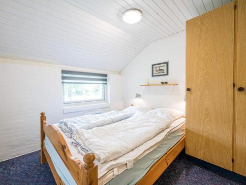 um quarto com uma cama grande num quarto em Holiday home Nørre Nebel LXVI em Nørre Nebel