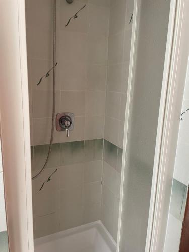 een douche met een douchekop in de badkamer bij B&B Mare Colombo in Salerno