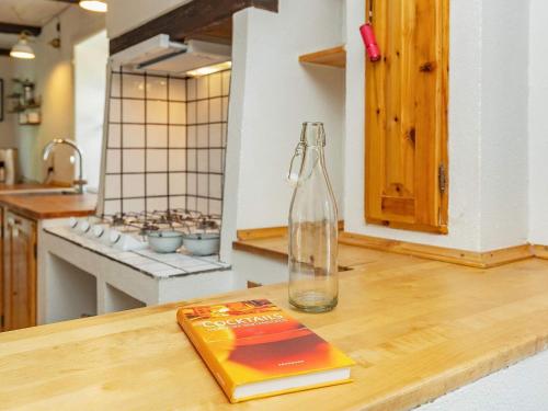 un libro y una botella de cristal en la encimera de la cocina en Holiday home Roslev XXIX, en Roslev