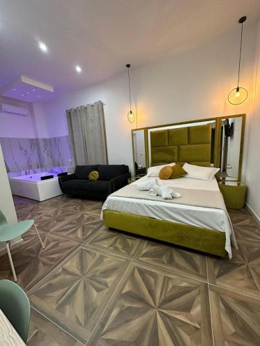 ナポリにあるSan Ferdinando suite roomのベッドルーム(大型ベッド1台、ソファ付)