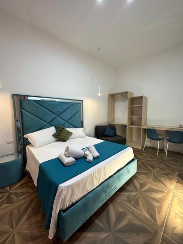 San Ferdinando suite room في نابولي: غرفة نوم بسرير كبير عليها مناشف
