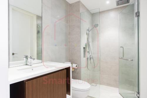 een badkamer met een douche, een wastafel en een toilet bij LUXURY CONDO RM99 HILL10 ICITY 2BD FREE PARKING in Kampong Padang Jawa