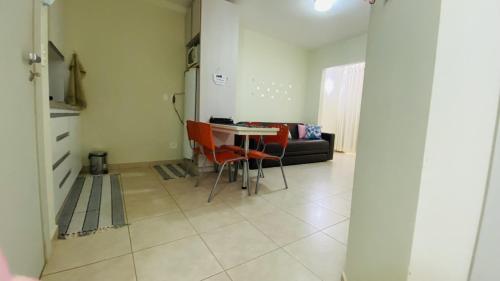 un soggiorno con tavolo, sedie e divano di Apartamento Thermas a Caldas Novas
