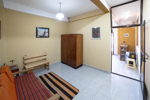 ein Wohnzimmer mit einem Sofa und einem Holzschrank in der Unterkunft The Little House ApartHotel in Uyuni