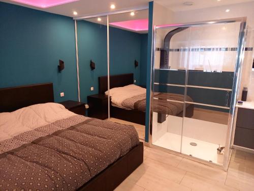 - une chambre avec 2 lits et un mur en verre dans l'établissement Cap d'Agde Villa Naturiste Port Nature 3, au Cap d'Agde
