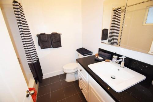 Et badeværelse på Villa by the Ocean in Venice Beach