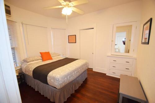 En eller flere senge i et værelse på Villa by the Ocean in Venice Beach