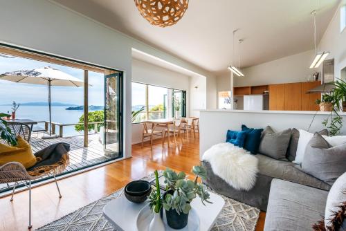 una sala de estar de planta abierta con vistas al océano en The View - Coast & Country en Onetangi