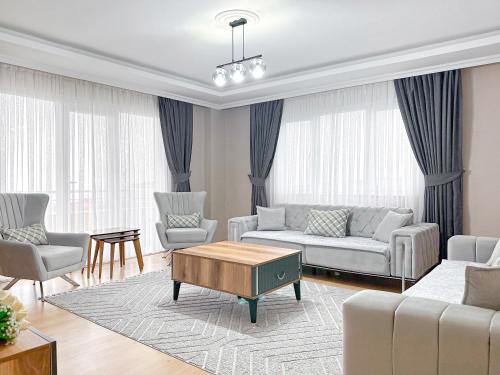 ein Wohnzimmer mit 2 Sofas und einem Couchtisch in der Unterkunft Grand Crown Suites - شقق غراند كراون السياحية in Trabzon